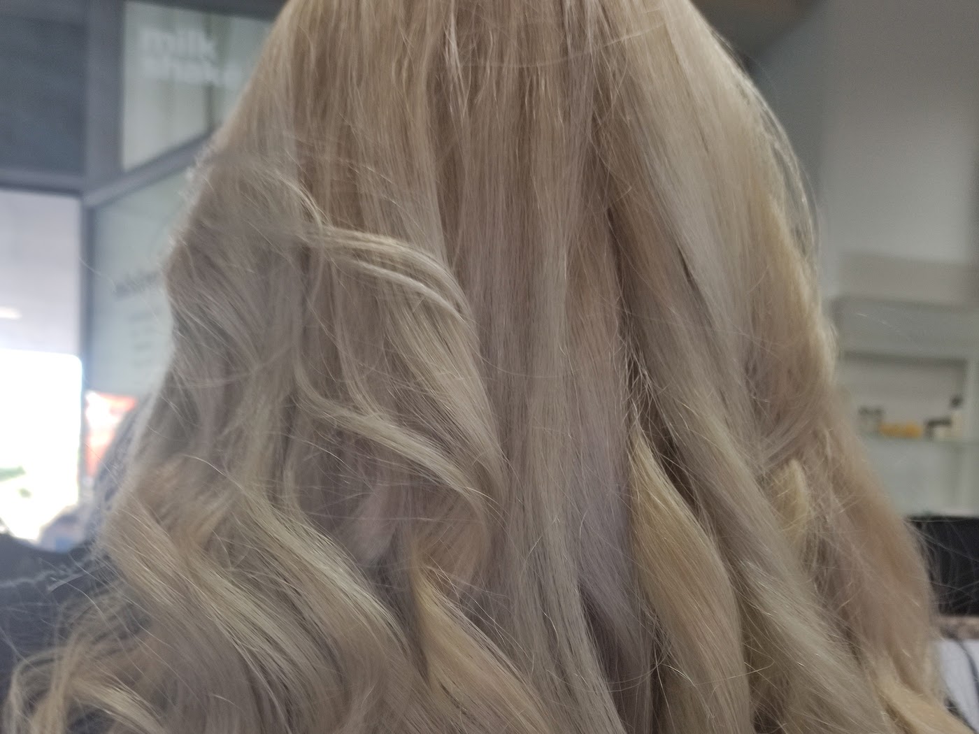 Balayage loiro com ondas suaves
