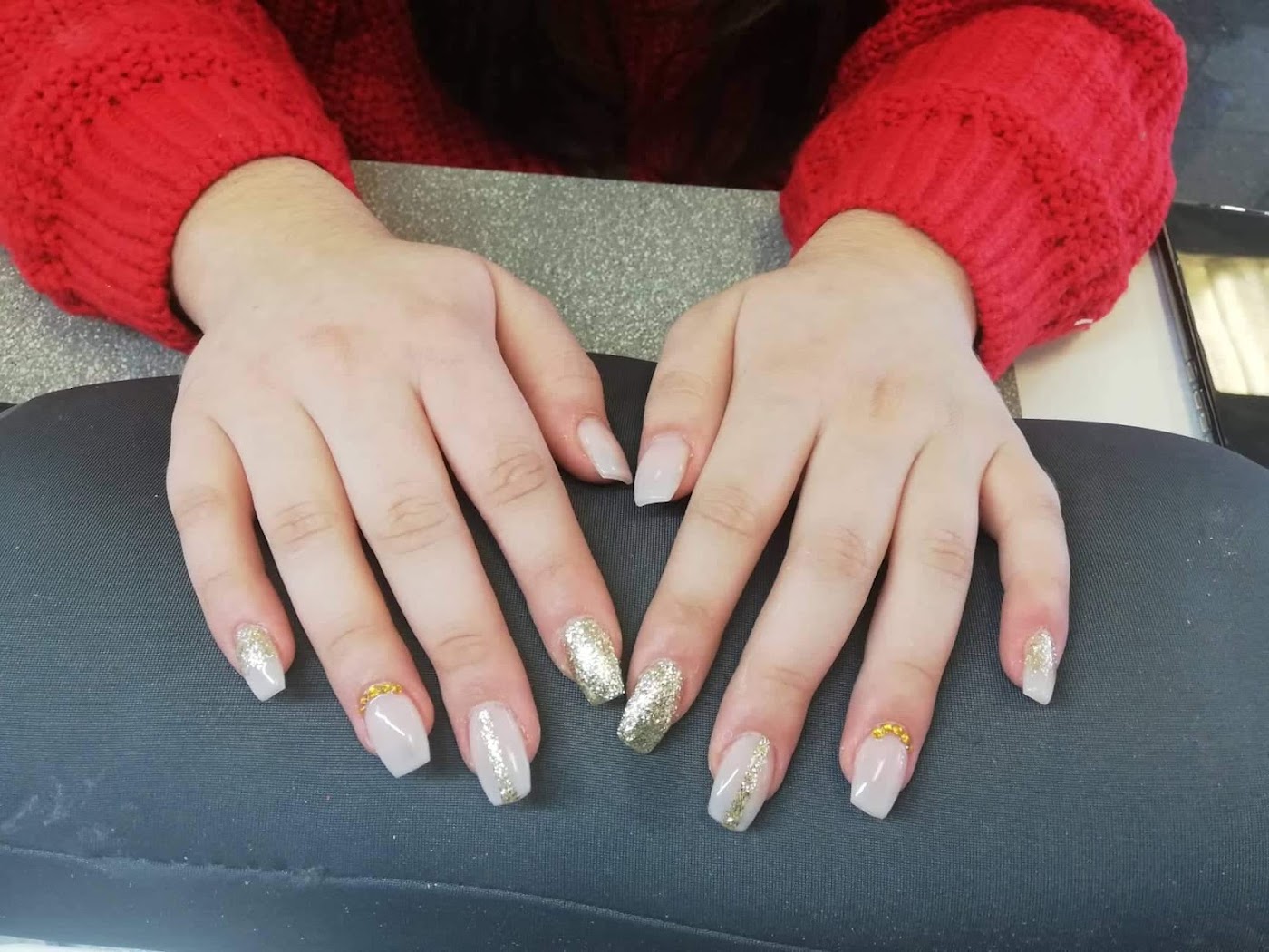 Manicure nude com brilho e detalhes dourados