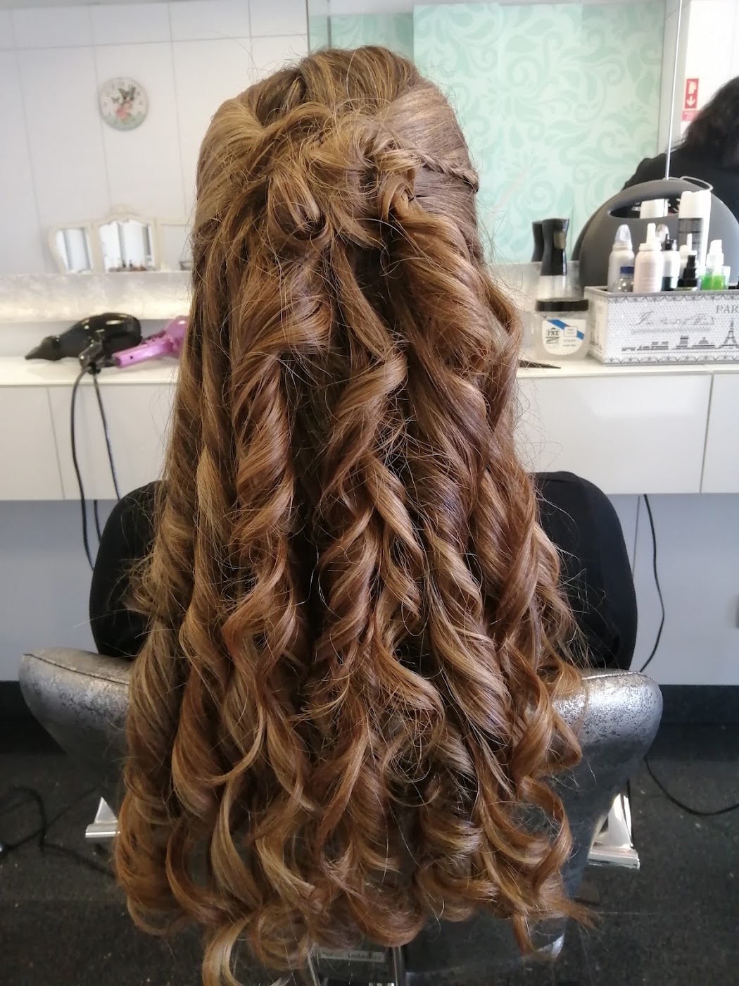 Penteado com ondas e trança realizado no salão